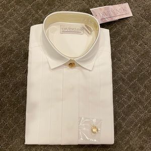 NWT Dividends front pleat gold button blouse